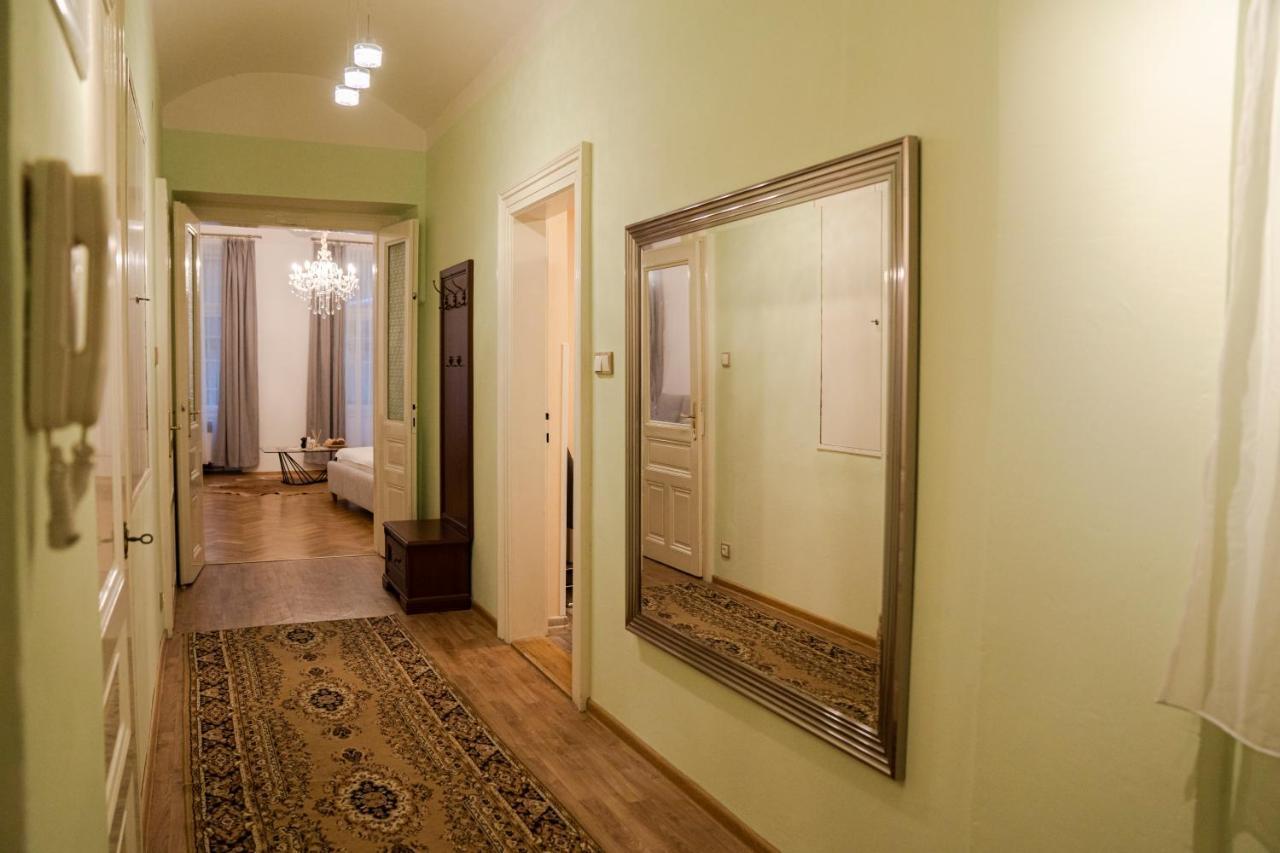 Helen Homestay Vaclavske Namesti Прага Экстерьер фото