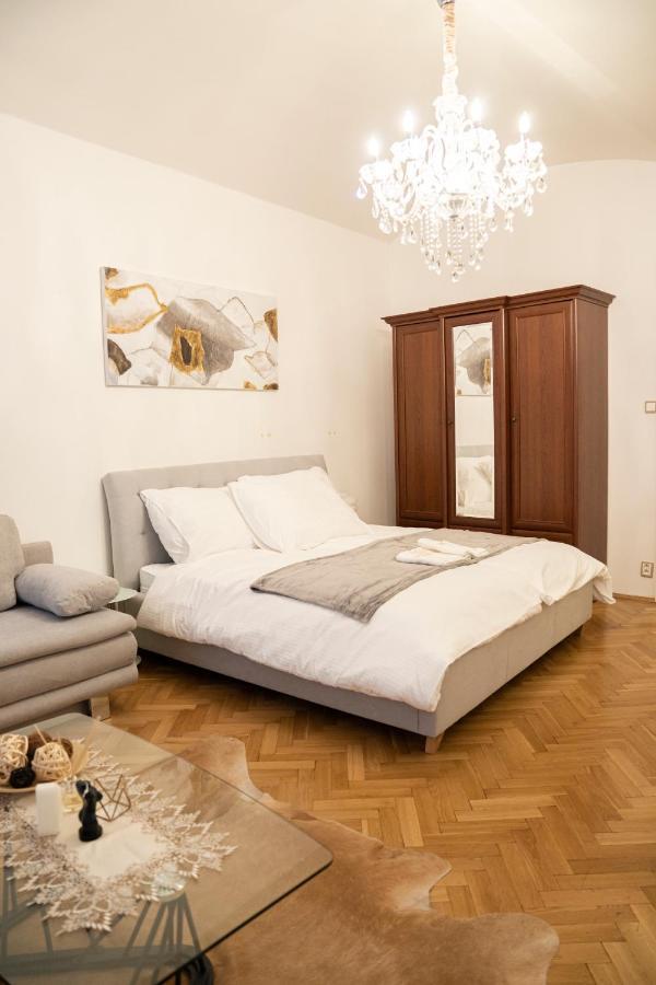 Helen Homestay Vaclavske Namesti Прага Экстерьер фото