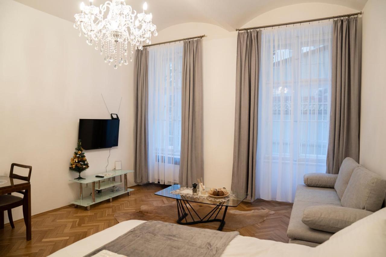 Helen Homestay Vaclavske Namesti Прага Экстерьер фото